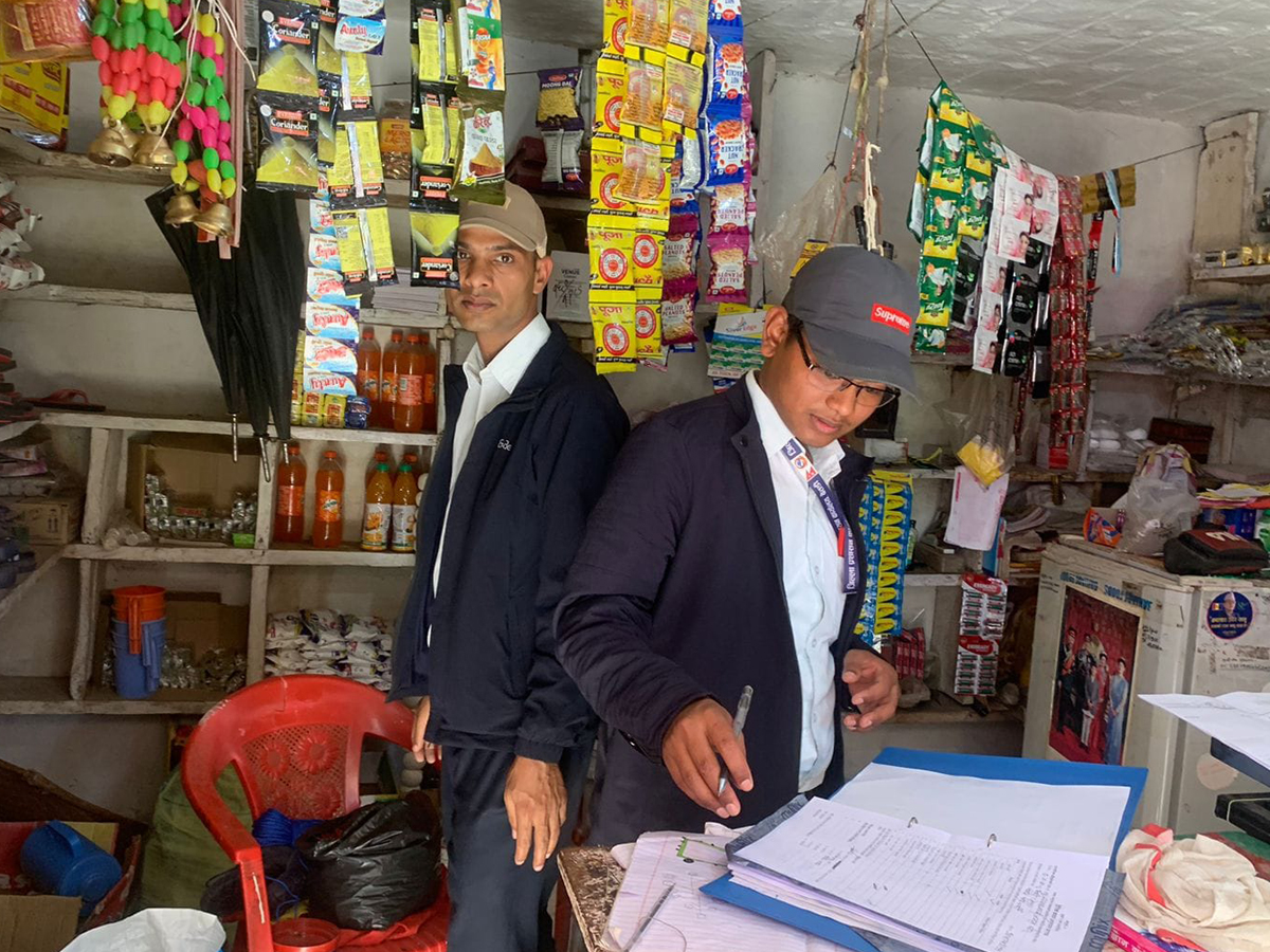 बैतडीमा सदरमुकाम आसपासकै बजारमा विक्रि हुन्छन् म्याद नाघेका सामग्री 